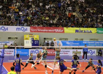 Pemain Jakarta Electric PLN melakukan block untuk menahan serangan pemain Bandung BJB Tandamata pada lanjutan PLN Mobile Proliga 2024 di Palembang Sport & Convention Center, Minggu (12/5). Pertahanan solid dari Yolla Yuliana dan tim membuat Jakarta Electric PLN menang 3-2 atas juara bertahan Bandung BJB Tandamata.