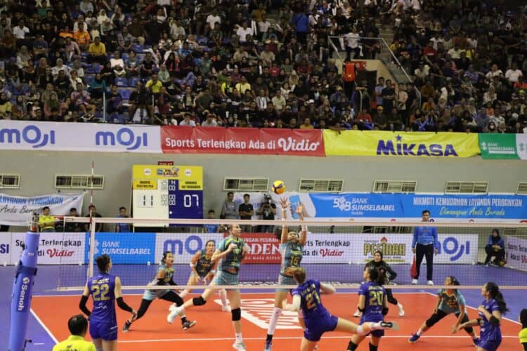 Pemain Jakarta Electric PLN melakukan block untuk menahan serangan pemain Bandung BJB Tandamata pada lanjutan PLN Mobile Proliga 2024 di Palembang Sport & Convention Center, Minggu (12/5). Pertahanan solid dari Yolla Yuliana dan tim membuat Jakarta Electric PLN menang 3-2 atas juara bertahan Bandung BJB Tandamata.