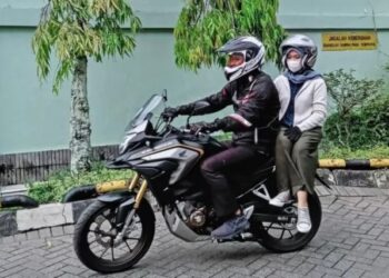 Boncengan duduk menyamping di sepeda motor