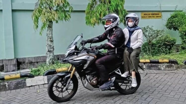 Boncengan duduk menyamping di sepeda motor