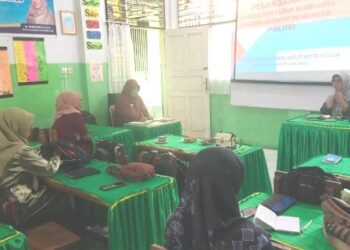 Tim Dinas Lingkungan Hidup (DLH) Kota Solok menyosialisasikan Gerakan Peduli dan Berbudaya Lingkungan Hidup di Sekolah (PBLHS) di SDN 06 Tanjung Paku.(Ist)