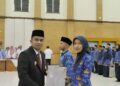 Wawako Ramadhani Kirana Putra menyerahkan SK pengangkatan 212 PPPK dan CPNS lulusan STTD yang lulus seleksi tahun 2023 di Kota Solok.(Prokomp)