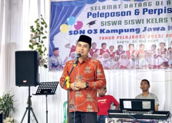 Wawako Ramadhani Kirana Putra saat menghadiri perpisahan dan pelepasan 32 siswa SD N 03 Kampung Jawa.(Prokomp)