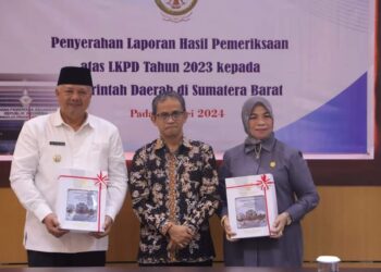 Wali Kota Solok, H. Zul Elfian Umar dan Ketua DPRD Hj. Nurnisma saat menerima LHP LPKD tahun 2023 dari BPK RI perwakilan Sumbar.(Ist)