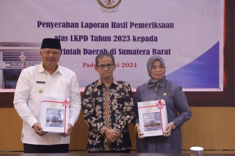 Wali Kota Solok, H. Zul Elfian Umar dan Ketua DPRD Hj. Nurnisma saat menerima LHP LPKD tahun 2023 dari BPK RI perwakilan Sumbar.(Ist)