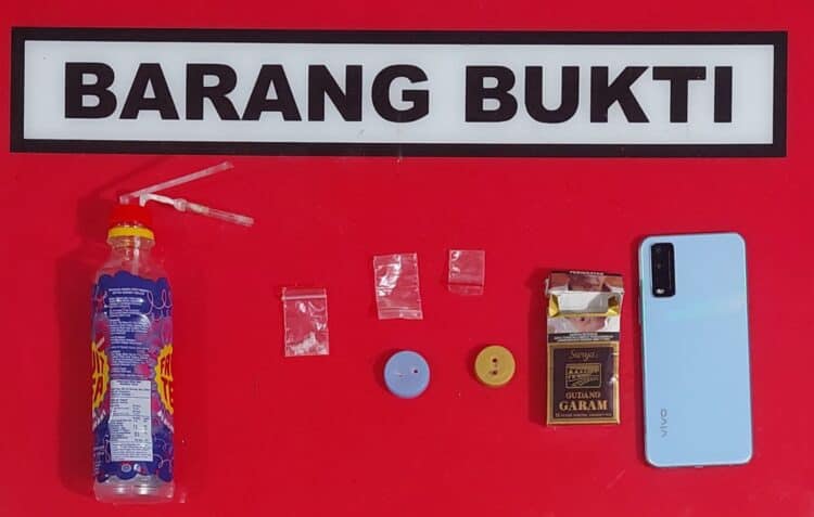 Barang bukti narkoba jenis sabu dan alat hisab yang diamankan tim Satres Narkoba Polres Solok Kota dari salah seorang pelaku.(Ist)