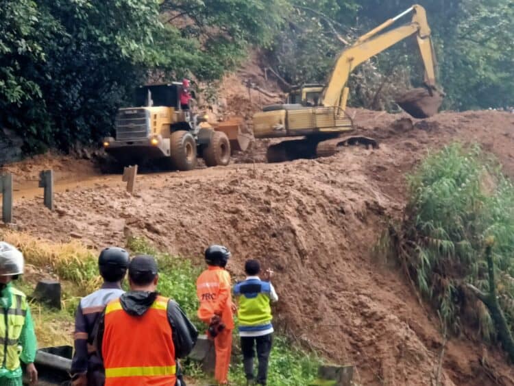 Bebaskan Jalan Padang-Solok dari Longsoran, Semen Padang Turunkan TRC