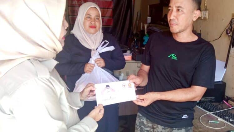 Andre Rosiade Lunasi Tunggakan Biaya Sekolah Anak Tukang Sablon di Padang