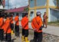 Kalaksa BPBD Kota Solok, Herman melepas keberangkatan personel BPBD menuju daerah terdampak bencana banjir di Tanah Datar.(Ist)