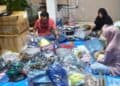 Tim Lazismu Kabupaten Solok melakukan pengepakan lebih kurang 1.200 helai pakaian baru yang akan diantarkan ke daerah bencana.(Klikpositif)