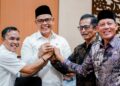 Bupati Solok, H. Epyardi Asda bersama Ketua DPRD Dodi Hendra usai menerima LKPD dari Kepala BPK RI Perwakilan Sumbar, Arif Agus.(Ist)