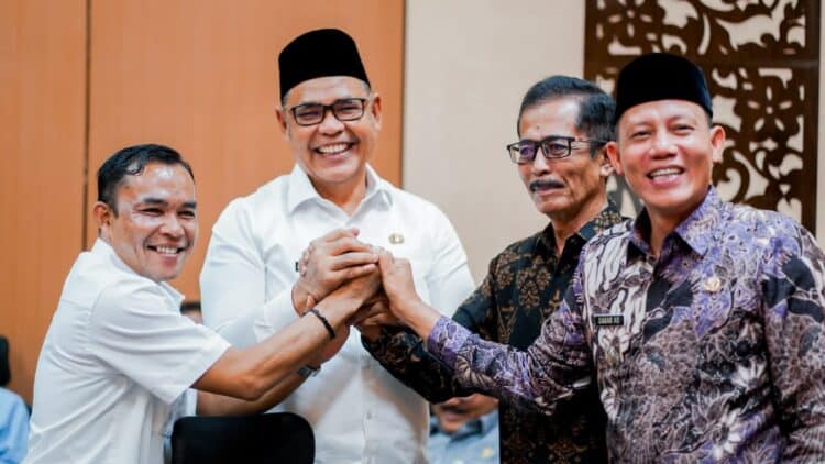 Bupati Solok, H. Epyardi Asda bersama Ketua DPRD Dodi Hendra usai menerima LKPD dari Kepala BPK RI Perwakilan Sumbar, Arif Agus.(Ist)