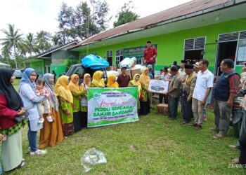 Penyaluran bantuan melalui posko terpadu Muhammadiyah di MTsM Limo Kaum, Kabupaten Tanah Datar.(Klikpositif)