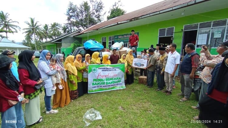 Penyaluran bantuan melalui posko terpadu Muhammadiyah di MTsM Limo Kaum, Kabupaten Tanah Datar.(Klikpositif)