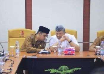 Wako Zul Elfian dan Wawako Ramadhani Kirana Putra saat rapat koordinasi dengan OPD usai libur lebaran.(Prokomp)