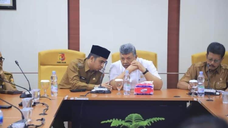 Wako Zul Elfian dan Wawako Ramadhani Kirana Putra saat rapat koordinasi dengan OPD usai libur lebaran.(Prokomp)