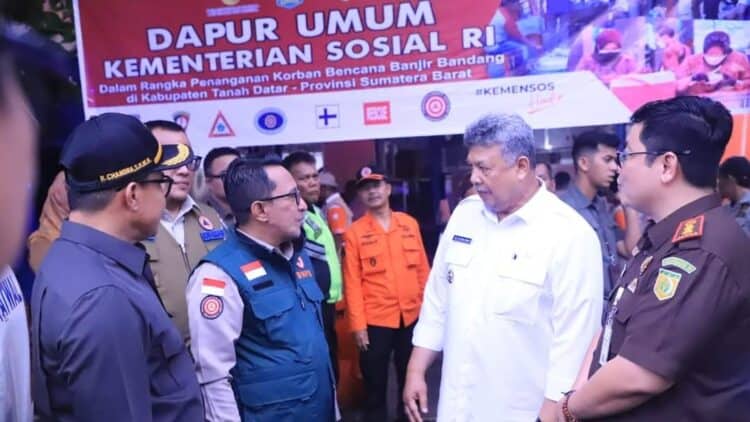 Wali Kota Solok, H. Zul Elfian Umar berbincang dengan Bupati Tanah Datar, Eka Putra usai penyerahan bantuan.(Prokomp)