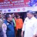 Wali Kota Solok, H. Zul Elfian Umar berbincang dengan Bupati Tanah Datar, Eka Putra usai penyerahan bantuan.(Prokomp)