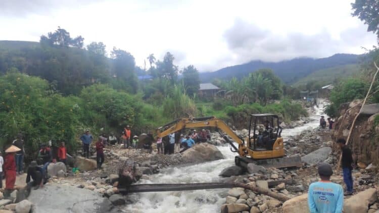 Pengerahan alat berat Pemkab Solok saat terjadi banjir bandang di Nagari Surian.(Ist)