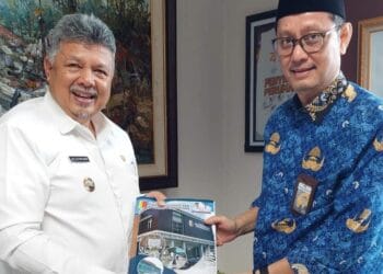 Wali Kota Solok, H. Zul Elfian Umar menyerahkan proposal bedah rumah MBR kepada Sekretaris Dirjen Perumahan Kementrian PUPR, M. Hidayat.(Prokomp)