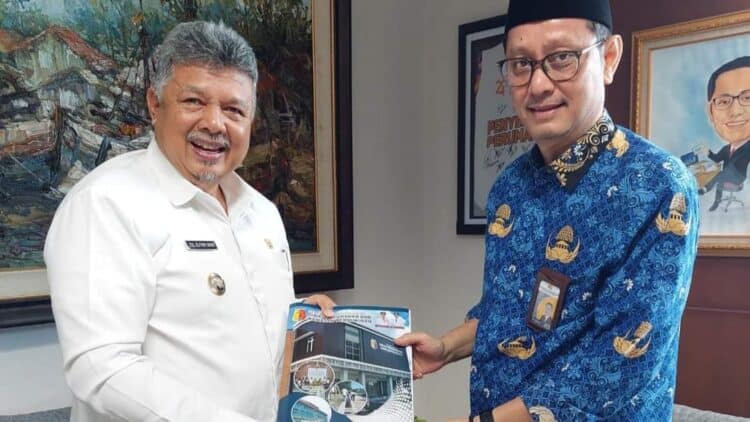 Wali Kota Solok, H. Zul Elfian Umar menyerahkan proposal bedah rumah MBR kepada Sekretaris Dirjen Perumahan Kementrian PUPR, M. Hidayat.(Prokomp)