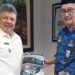 Wali Kota Solok, H. Zul Elfian Umar menyerahkan proposal bedah rumah MBR kepada Sekretaris Dirjen Perumahan Kementrian PUPR, M. Hidayat.(Prokomp)