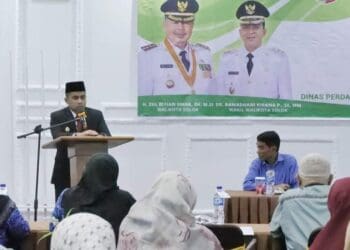 Wakil Wali Kota Solok, Dr. Ramadhani Kirana Putra membuka pelatihan peningkatan pemahaman tentang koperasi syariah bagi pengurus koperasi di Kota Solok.(Prokomp)