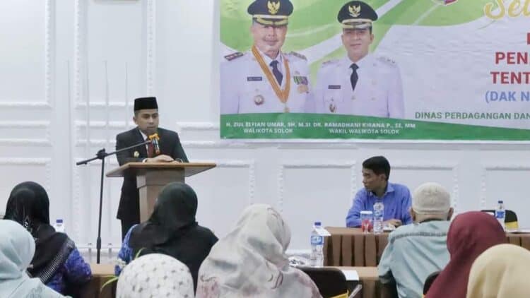 Wakil Wali Kota Solok, Dr. Ramadhani Kirana Putra membuka pelatihan peningkatan pemahaman tentang koperasi syariah bagi pengurus koperasi di Kota Solok.(Prokomp)