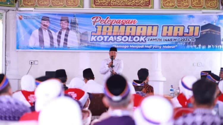 Wako Zul Elfian melepas keberangkatan Calon Jemaah Haji Kota Solok di Balairung 99.(Prokomp)