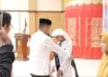 Wakil Wali Kota Solok, Dr. Ramadhani Kirana Putra memasangkan selempang tanda wisuda tahfiz kepada salah seorang peserta.(Prokomp)