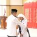 Wakil Wali Kota Solok, Dr. Ramadhani Kirana Putra memasangkan selempang tanda wisuda tahfiz kepada salah seorang peserta.(Prokomp)