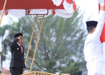 Hormat bendera, Wakil Wali Kota Solok,Dr. Ramadhani Kirana Putra memimpin upacara peringatan Harkitnas di Balai Kota Solok.(Prokomp)