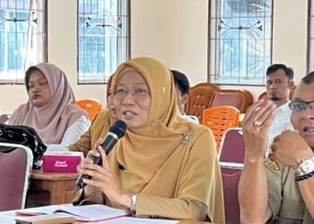 Kepala Dinas Kesehatan Kota Solok, Dr. Elvi Rosanti saat memberikan sosialiasi terkait standar re-akreditasi laboratotium.(Ist)