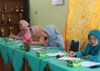 Ketua TP PKK Kota Solok, Ny. Zulmiyetti Zul Elfian Umar memimpin rapat persiapan penilaian PKK Berprestasi tingkat Sumbar 2024.(Ist)