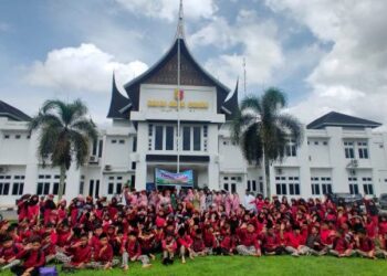 Para pelajar dan Guru SDN 03 Kampung Jawa serta masyarakat berfoto bersama di Halaman Balai Kota usai melakukan ritual Tolak Bala di hamparan Sawah Solok.(Ist)