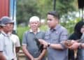 Wakil Wali Kota Solok, Dr. Ramadhani Kirana Putra menyerahkan bantuan ayam KUB dari Dinas Pertanian Sumbar.(Ist)