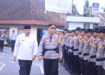 Wako Solok, H. ZUl Elfian Umar bersama Kapolres Solok Kota AKBP Ahmad Fadilan memeriksa kesiapan pesukan Operasi Ketupat Singgalang 2024.(Prokomp)