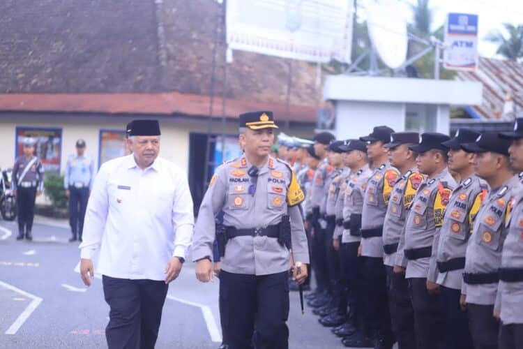 Wako Solok, H. ZUl Elfian Umar bersama Kapolres Solok Kota AKBP Ahmad Fadilan memeriksa kesiapan pesukan Operasi Ketupat Singgalang 2024.(Prokomp)