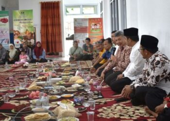 Wako dan wawako halal bihalal dengan pegawai Dinas perkim dan Dinas Pangan.(Ist)