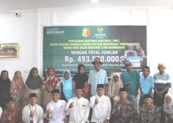 Wawako Solok Ramadhani Kirana Putra membagikan zakat bersama Baznas Kota Solok.(Ist)