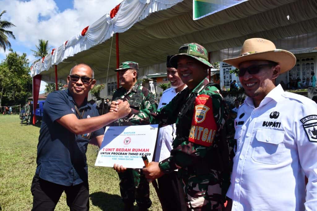 Semen Padang Serahkan Bantuan 1 Unit Bedah Rumah dan 250 Zak Semen untuk Program TMMD di Tanah Datar