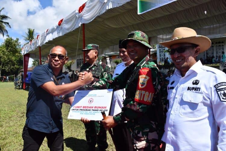 Semen Padang Serahkan Bantuan 1 Unit Bedah Rumah dan 250 Zak Semen untuk Program TMMD di Tanah Datar