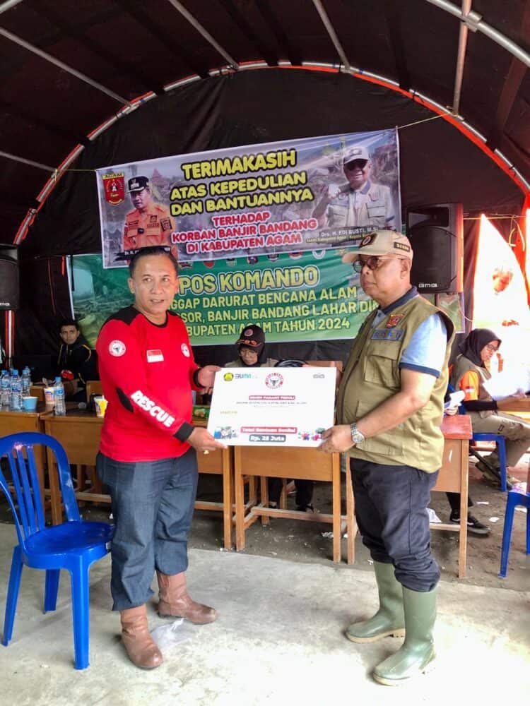 Semen Padang Serahkan Bantuan Logistik ke Agam