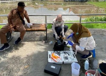 Pengambilan sampel air sungai untuk uji laboratorium.(Ist)