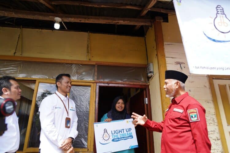 Penyerahan bantuan Program Light Up The Dream di daerah Matur, Kenagarian Lawang, Kabupaten Agam. Kiri ke kanan: General Manager PLN UID Sumbar Eric Rossi Priyo Nugroho, Penerima Bantuan LUTD Murni, dan Gubernur Sumatera Barat Mahyeldi Ansharullah.