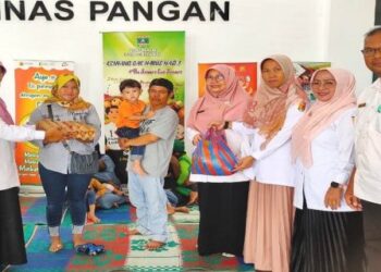 Penyerahan bantuan pangan untuk keluarga rawan pangan dengan anak stunting di Kota Solok.(Ist)