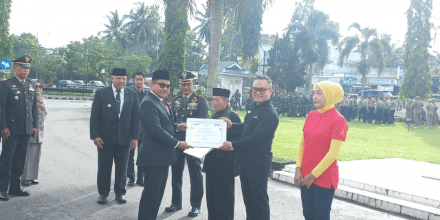 Penyerahan penghargaan terhadap wajib pajak teladan Kota Solok 2024.(Ist)