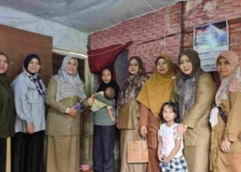 Penyerahan bantuan tahap 5 program BAAS Dinas Pemberdayaan Masyarakat Perempuan dan Perlindungan Anak (DPMPPA) Kota Solok kepada keluarga sasaran.(Ist)