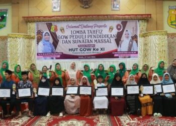 Pengurus GOW Kota Solok saat penyerahan piagam kepada para peserta lomba Tahfiz.(Ist)