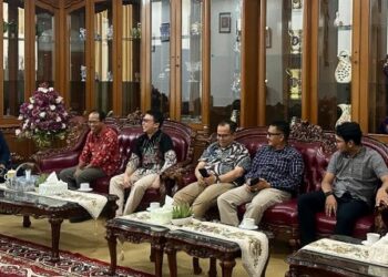 Wako Zul Elfian didampingi kepala OPD saat berbincang santai dengan tenaga ahli asistensi Smart City dari Kementrian Kominfo.(Ist)